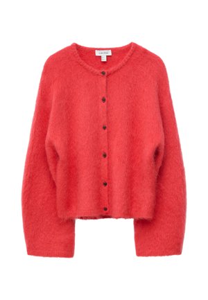 Rode, pluizige cardigan met lange mouwen, ronde hals en zes kleine donkere knopen aan de voorkant.