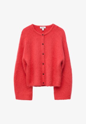 Rode, pluizige cardigan met lange mouwen, ronde hals en zes kleine donkere knopen aan de voorkant.