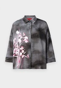 Blusa di satin grigia con motivo floreale rosa, dotata di apertura con bottoni, colletto e maniche a tre quarti. Texture liscia e vestibilità rilassata.