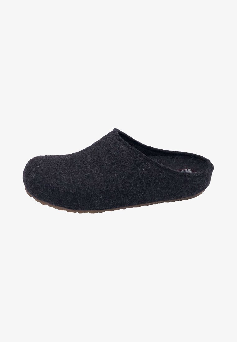 Schwarze Filzclogs mit abgerundeter Spitze und niedrigem Absatz, ausgestattet mit einer weichen Textur und einer braunen Gummisohle für guten Halt. Einfaches, nahtloses Design.