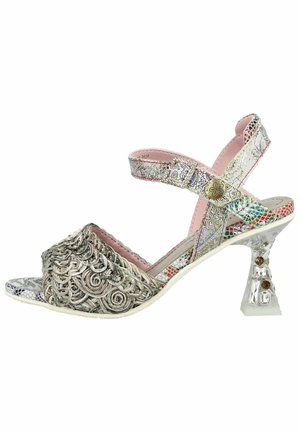 Sandalia de tacón alto y punta abierta con diseño frontal plateado intrincado, correas con estampado multicolor, hebilla en el tobillo y tacón transparente con gemas incrustadas.