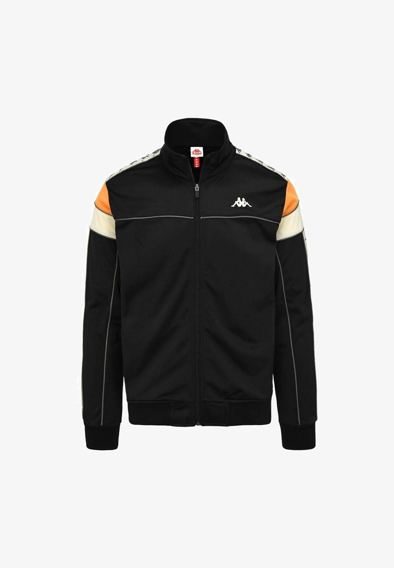 Chaqueta negra con cierre y detalles en naranja y crema. Presenta un cuello alto, puños acanalados y un logo en el pecho. Tejido suave.