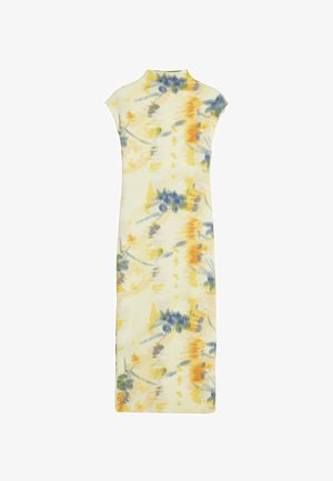 Blomstret kjole i blødt stof; har en blanding af gule, blå og grå farver; korte ærmer, høj halsudskæring og tætsiddende silhuet.