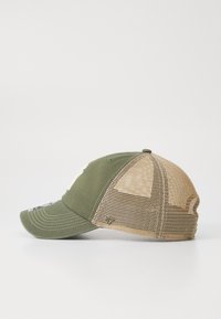 Cappello verde oliva con visiera curva, parte posteriore in rete e logo ricamato sul davanti. Presenta cuciture rinforzate e cinturino regolabile.