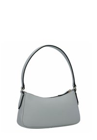 Borsa a spalla in pelle grigia chiara con una texture liscia, forma curva, dettaglio nero sulla tracolla e chiusura con zip argentata.