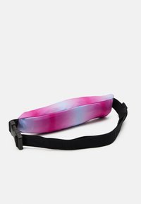 Nike Performance SLIM WAIST PACK 3.0 UNISEX - Ľadvinka - active fuchsia/hyper royal