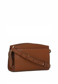 Borsa a tracolla in pelle marrone con una finitura texturizzata, compartimento con zip e tracolla regolabile. Presenta un design elegante e minimalista.