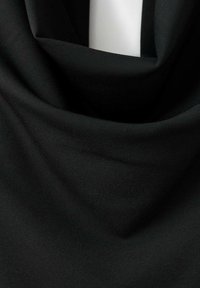 Čierne látkové záclony v jemných záhyboch, ktoré ukazujú hladkú textúru s jemným leskom, navrhnuté pre všestrannosť a pohodlné nosenie.