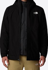 Schwarze, wetterfeste Jacke mit Reißverschlussfront, verstellbarem Kapuzenkragen und besticktem Logo. Zu den Merkmalen gehören Reißverschlusstaschen und strukturierter Stoff.