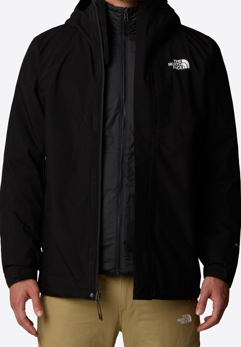 Schwarze, wetterfeste Jacke mit Reißverschlussfront, verstellbarem Kapuzenkragen und besticktem Logo. Zu den Merkmalen gehören Reißverschlusstaschen und strukturierter Stoff.