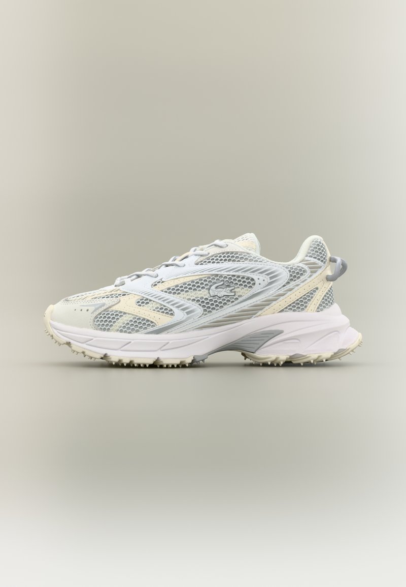 Sportowe sneakersy z siateczkową cholewką w białym i jasnoszarym kolorze, z wyściółkowaną podeszwą oraz teksturowanym bieżnikiem z gumy dla lepszej przyczepności.