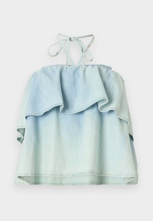 Svetlo modra denim bluza z volančastim dizajnom brez ramen, nastavljivimi naramnicami in sproščenim krojem. Mehka tekstura z učinkom preliva barv.