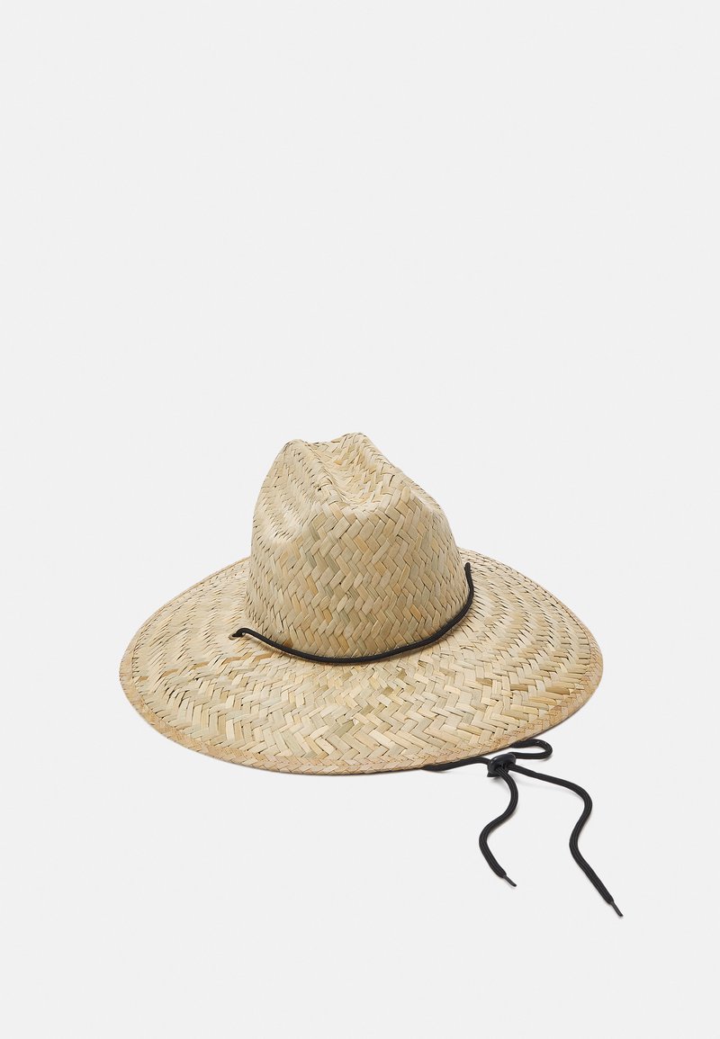 Chapéu de palha com aba larga, na cor bege natural, apresentando uma fita ajustável preta para o queixo e um design simples trançado.