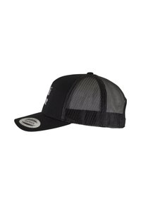 Fekete snapback sapka struktúrált elülső panelel, hálós hátsó résszel, lapos ernyővel és ezüst színű logóval a napernyőn.