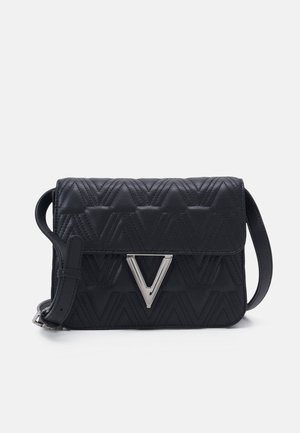 Musta, tikattu olkalaukku, jossa on geometrinen kuvio, hopeanvärinen V-muotoinen koriste ja säädettävä hihna. Pintana teksturoitu nahka.