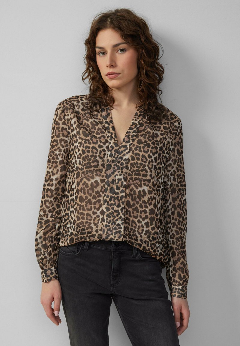 Blusa a fantasia leopardata in tessuto leggero e trasparente, con scollatura a V e maniche lunghe con polsini a bottoni. Toni terrosi predominano nel motivo.