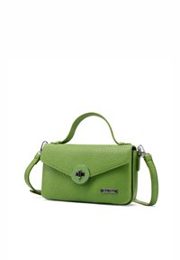 Borsa a tracolla verde in pelle con finitura testurizzata, forma rettangolare, manico superiore, tracolla regolabile e chiusura a snap circolare.