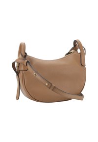 Hellbraune Leder-Umhängetasche in Halbmondform mit verstellbarem Riemen und goldfarbenem Reißverschluss auf weißem Hintergrund.