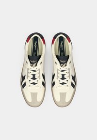 Une paire de baskets Pepe Jeans crème, noire et rouge avec des lacets, vue de dessus sur un fond blanc.