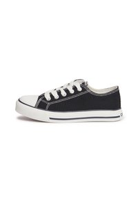 Sneaker nera in tela con punta e suola in gomma bianca. Caratterizzata da lacci bianchi e cuciture a contrasto. Design low-top con strisce blu navy.