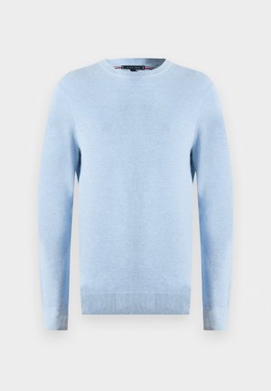 Svetlo modrý sveter s textúrovaným vzorom, okrúhlym výstrihom a dlhými rukávmi. Má rebrované manžety a lem pre štruktúrovaný strih.