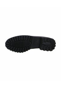 Gumová podešev s texturovaným vzorem. Černá barva s rýhami a drážkami pro lepší trakci. Viditelná robustní konstrukce.