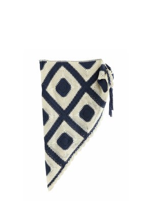 Háčkovaná trojuholníková šatka v krémovej a námorníckej modrej farbe s diamantovými vzormi a viazaným strapcom na jednej strane.