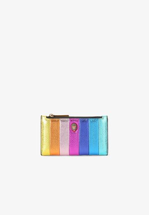 Portafoglio multicolore con strisce metalliche orizzontali in oro, arancione, rosa e blu. Dotato di chiusura con zip e un emblema decorativo.