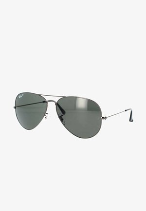 Occhiali da sole aviator con una sottile montatura in metallo, lenti grigio scuro e doppio ponte. Design elegante con punte in gomma alle estremità delle aste per maggiore comfort.