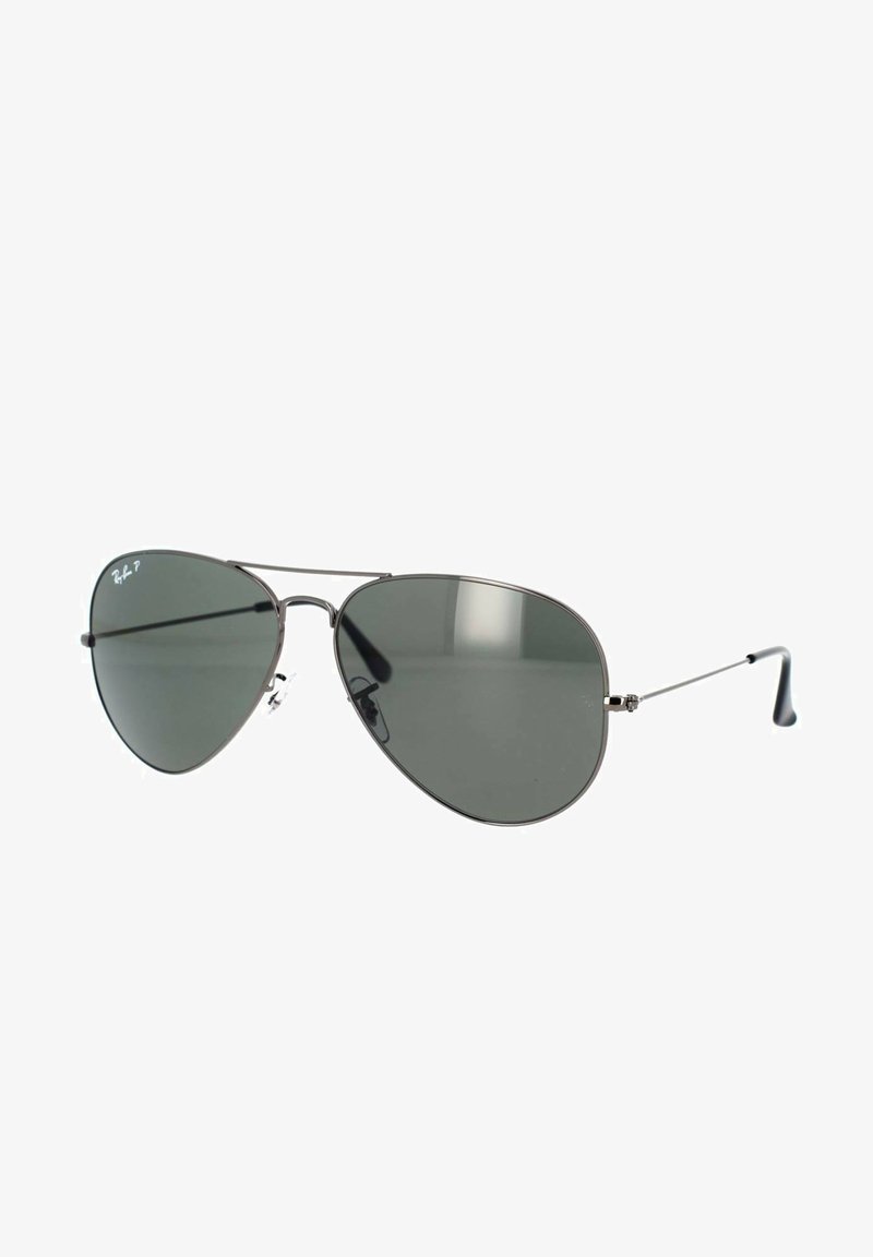 Occhiali da sole aviator con una sottile montatura in metallo, lenti grigio scuro e doppio ponte. Design elegante con punte in gomma alle estremità delle aste per maggiore comfort.