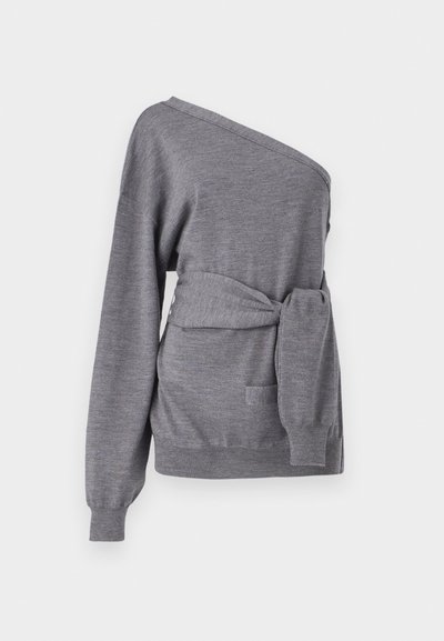 Asimetričen siv pulover iz mehkega materiala, ki ima pas in enostranski dizajn, ter sprednji žep.