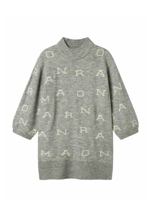 Maglione grigio a maglia con colletto alto, caratterizzato da un motivo a lettere grigio chiaro ripetitivo. I polsini e l'orlo a coste aggiungono texture.