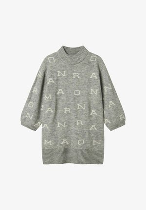 Szary dziane sweter z wysokim kołnierzem, z powtarzającym się jasnoszarym wzorem liter. Żebrowane mankiety i dół dodają tekstury.