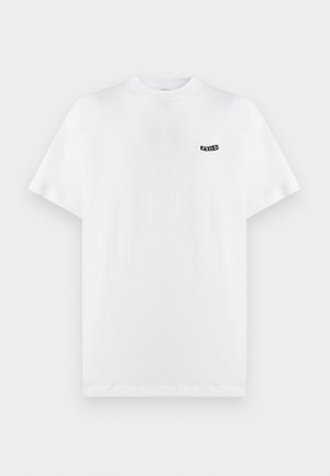 Wit katoenen T-shirt met korte mouwen, ronde hals en een klein zwart logoplaatje op de linkerborst. Soepele textuur, normale pasvorm.