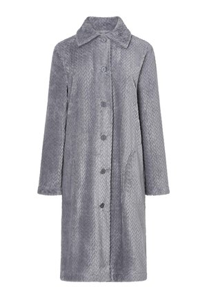 Abrigo gris texturizado con un patrón de espiga, cierre de botones, cuello y bolsillos laterales. Fabricado con un material suave y peludo, con mangas largas.