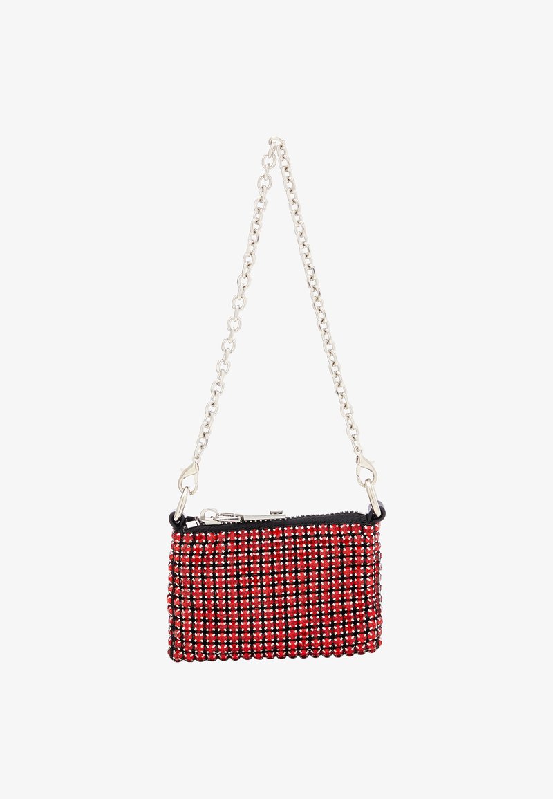Sac à main en perles rouges et noires avec une sangle en chaîne argentée et une fermeture éclair, de forme rectangulaire avec une surface texturée.