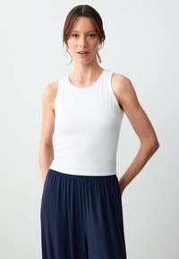 ROUND NECK STRAIGHT CUT CUP SLEEVELESS TANK - Top - white