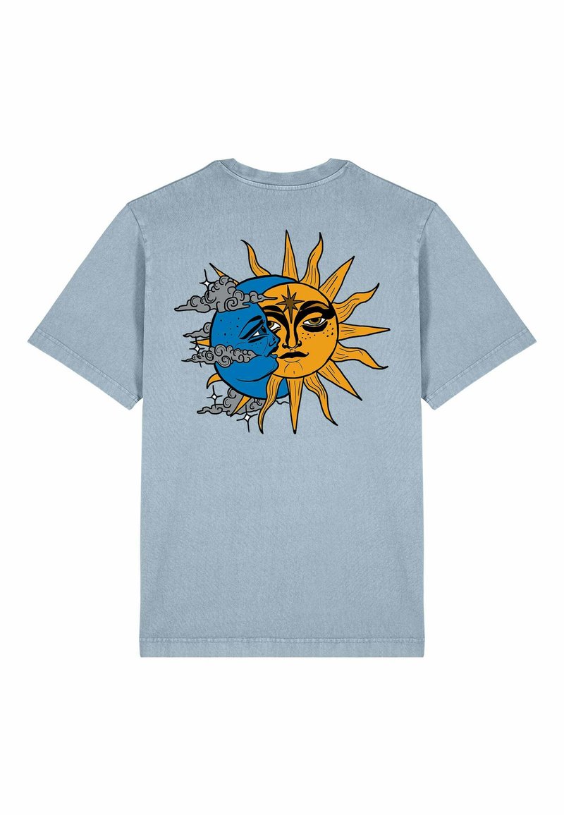 T-shirt en coton bleu clair arborant un grand graphique d'un soleil et d'une lune, avec des détails élaborés en jaune, bleu et contours noirs.