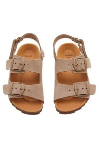 Tan mockasinsandaler med två justerbara remmar, spänne, öppen tådesign och en texturerad sula. MNG-logotyp synlig på fotbädden.