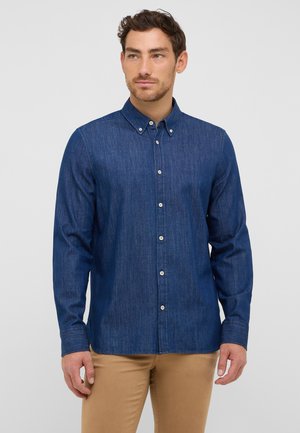 Dunkelblaue Jeanshemd mit langen Ärmeln, Button-Down-Kragen und weißen Knöpfen, mit einer subtilen Textur und geradem Saum.