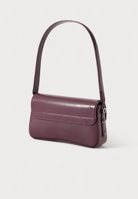 Tmavofialová kabelka z umelého koženého materiálu s hladkou textúrou, obdĺžnikovým tvarom a jedným ramenným popruhom. Má klapku na zapínanie a viditeľné prešívanie.