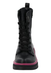 Botín de piel negra hasta el tobillo con suela rosa, cordones frontales, puntera redondeada y un lazo en el cuello para ponérselo fácilmente. Textura suave, diseño minimalista.