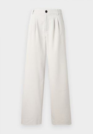 Pantalons beige à jambes larges en tissu lisse, avec des plis avant, une fermeture à bouton unique et des poches latérales pour plus de praticité.