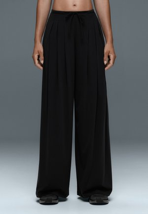 OYSHO, LIGHT TOUCH PLEATED WIDE-LEG TROUSERS - Pantalon classique - black