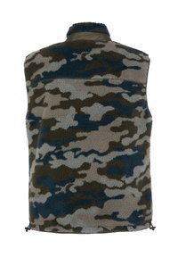 Bezrękawnik z polarowego materiału w wzór w kamuflażu, w odcieniach szarości, zieleni i niebieskiego. Teksturowana powierzchnia i wysoki kołnierz.