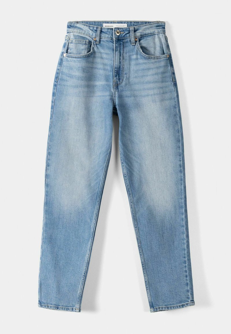 Jeans in denim blu chiaro con una vestibilità comoda, cinque tasche e un design a gamba dritta. Presentano una leggera scoloritura e dettagli di cucitura visibili.