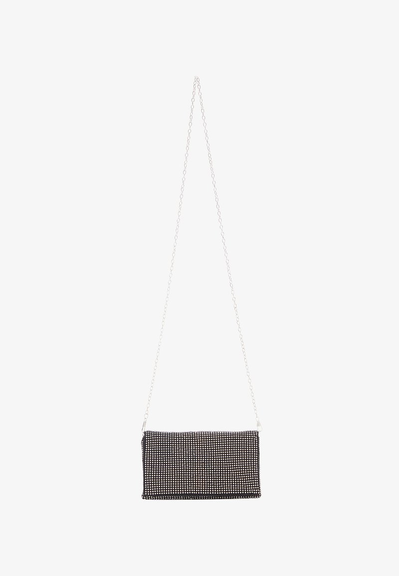 Zwarte handtas met kettingriem en een gestructureerd oppervlak met kleine zilveren studs. Rechthoekige vorm, strak ontwerp en metalen accenten.