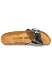 Sandal in finta pelle nera con una fascia testurizzata, fibbia in argento e soletta in sughero imbottita. Suola leggera e sagomata di colore chiaro.