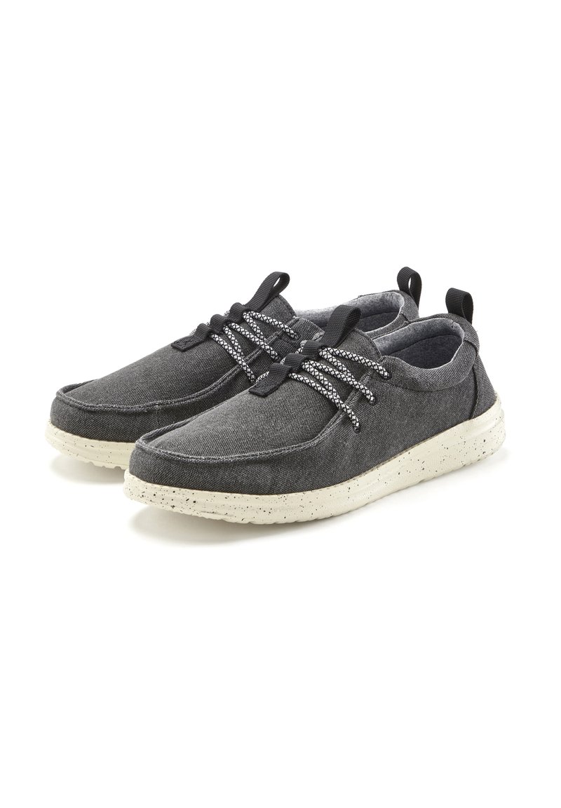 Graue Stoffschuhe mit weißen, gesprenkelten Sohlen. Zu den Merkmalen gehören schwarze Schnürsenkel mit einem strukturierten Muster und eine Lasche an der Rückseite für ein einfaches Anziehen.