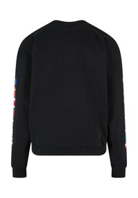 Czarny sweatshirt z okrągłym dekoltem, ściągaczami przy mankietach i u dołu; zdobiony kolorowym wzorem flagi na lewym rękawie. Miękki, bawełniany materiał.